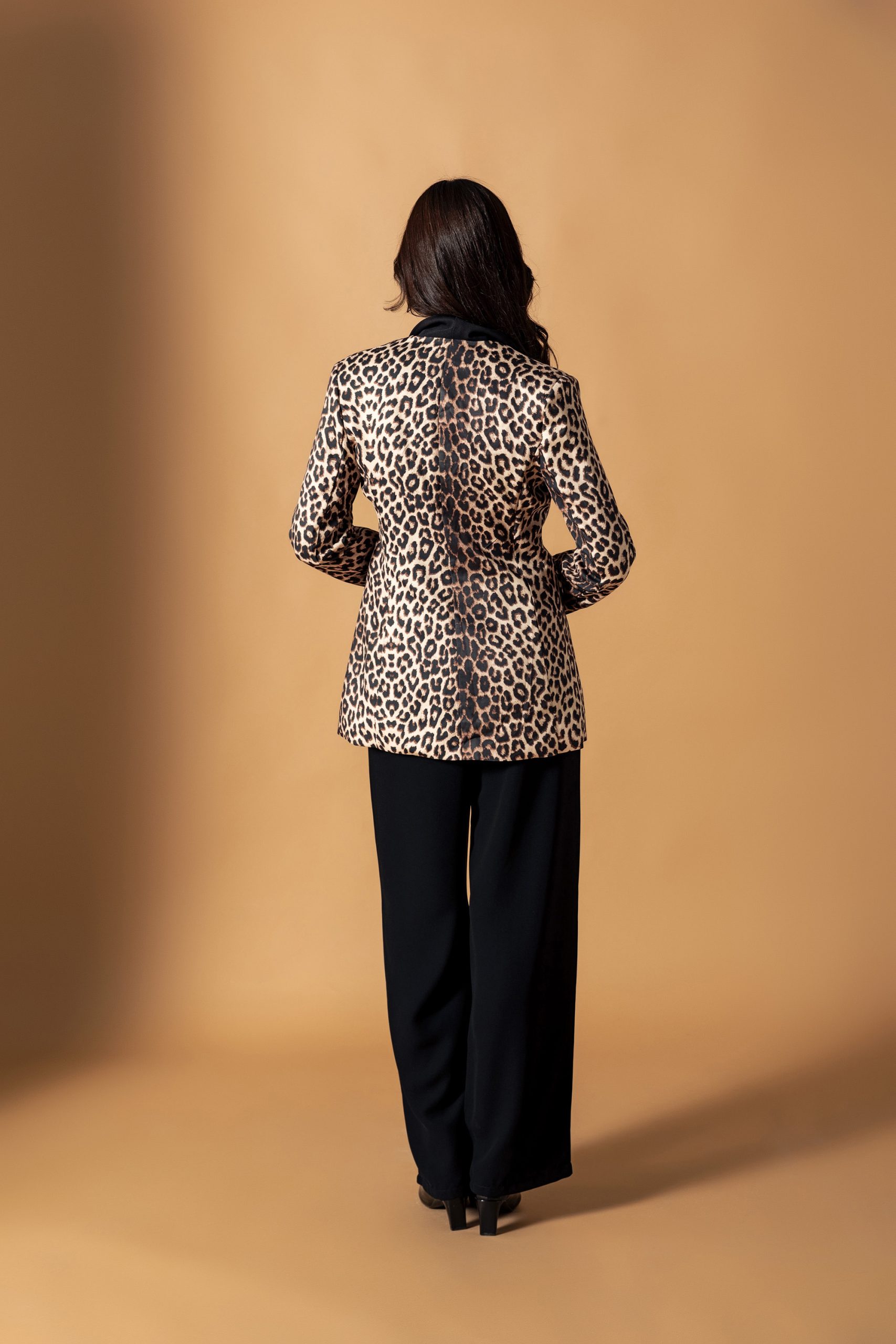 Siyah Yakalı Leopar Blazer Ceket - Görsel 3